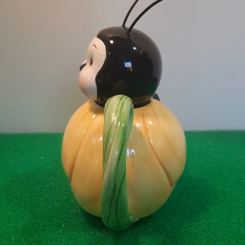 Decorative honey bee creamer